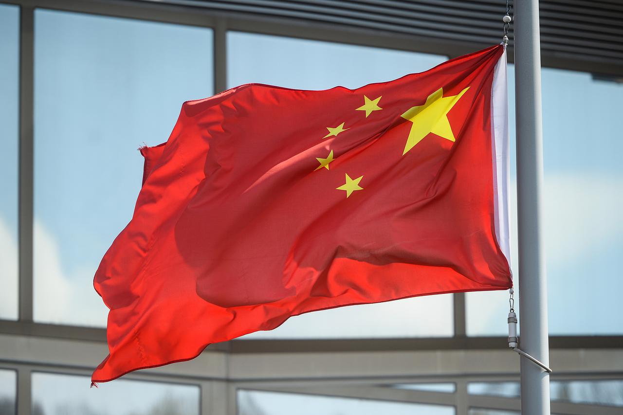 Na kineskom veleposlanstvu spuštena zastava na pola koplja zbog proglašenja Dana žalosti