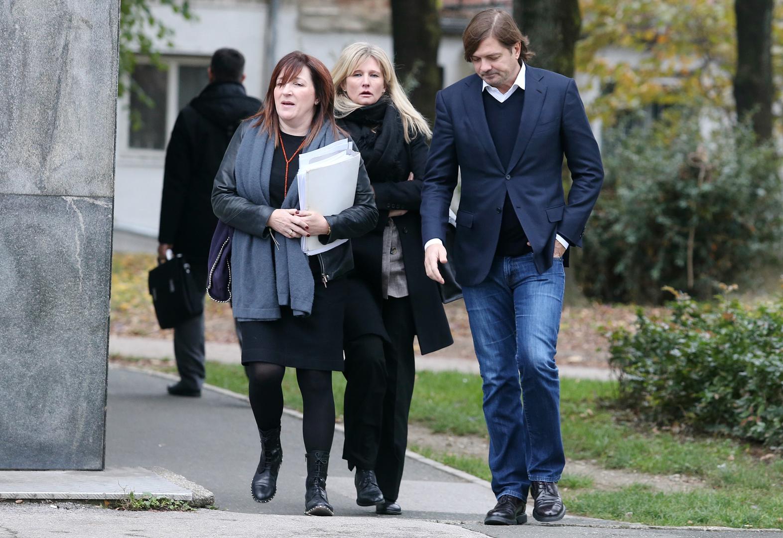 Milan Popović na sud je došao u pratnji svojih odvjetnica  Eleonore Katić i Nataše Pećarević.