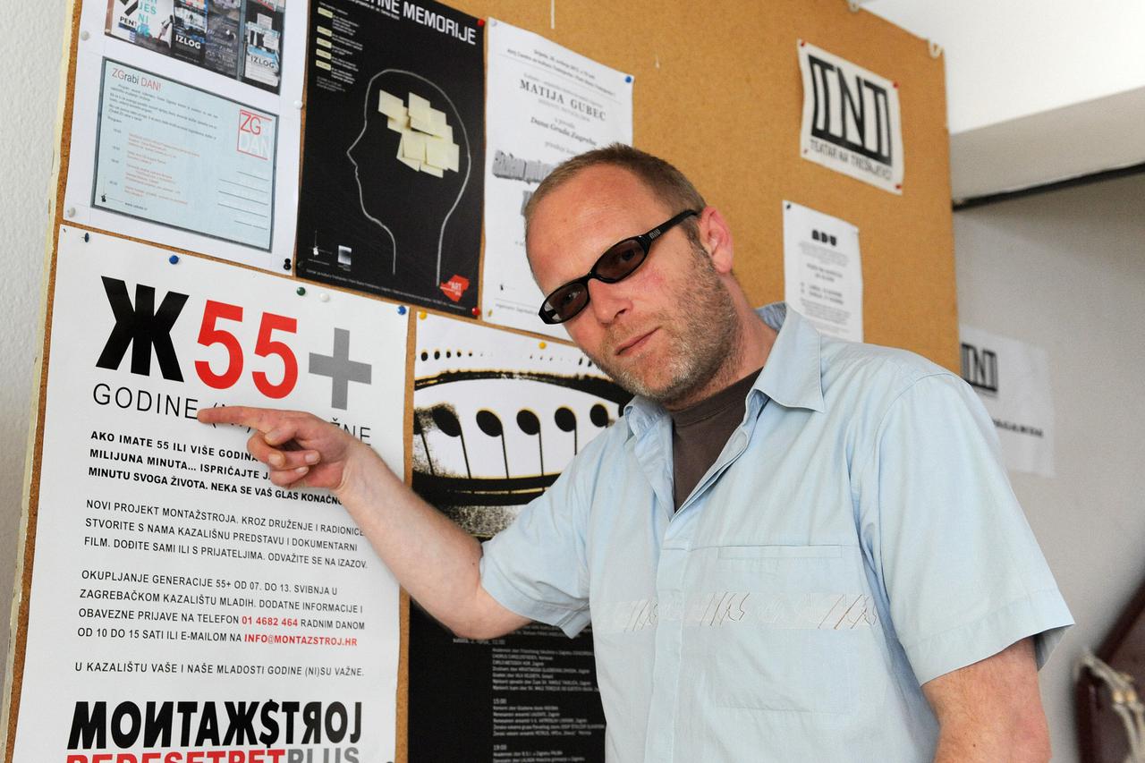 Osnivač Montažstroja Borut Šeparović uz plakat za projekt +55