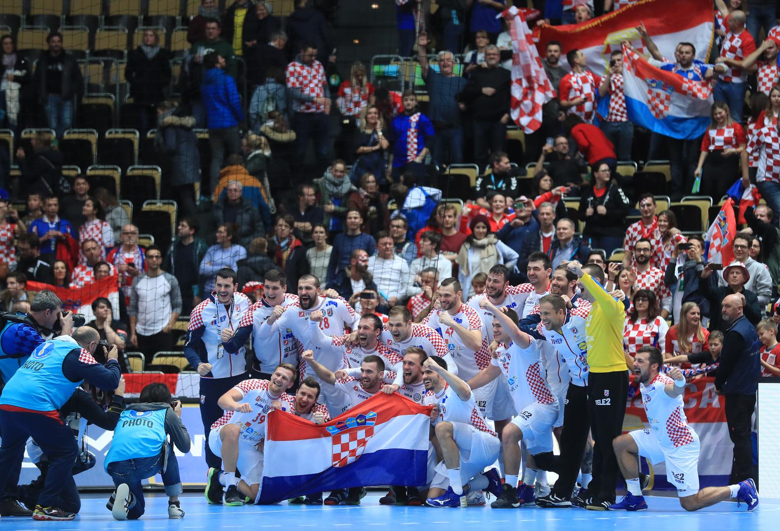 Hrvatska je do iznimno važne pobjede protiv Španjolske (23:19) kojom su osvojili prvo mjesto u skupini B stigla u fantastičnoj atmosferi Olimpijske dvorane u Münchenu ispunjena 'kvadratićima'