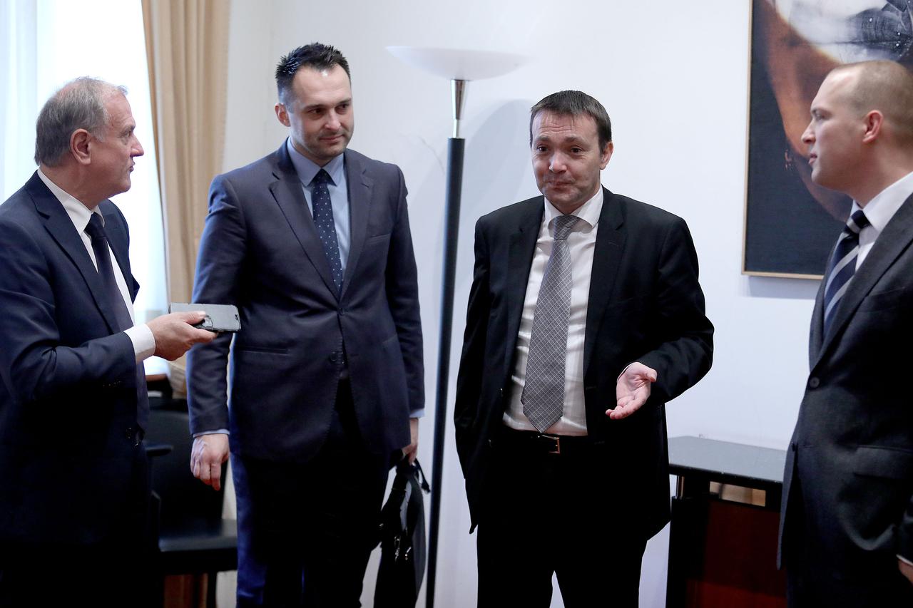 Saborski zastupnici Arsen Bauk i Dražen Bošnjaković uz saborsku plaću dobiju i paušal od 3000 kuna mjesečno kao članovi DSV-a, bez obzira na to nazoče li sjednicama