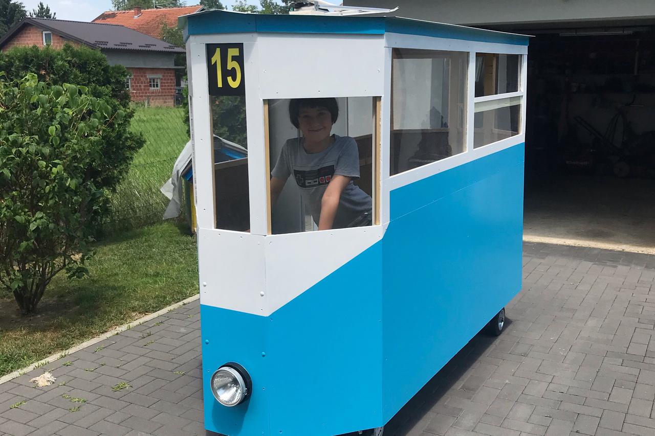 Žarko i njegov djed izradili tramvaj