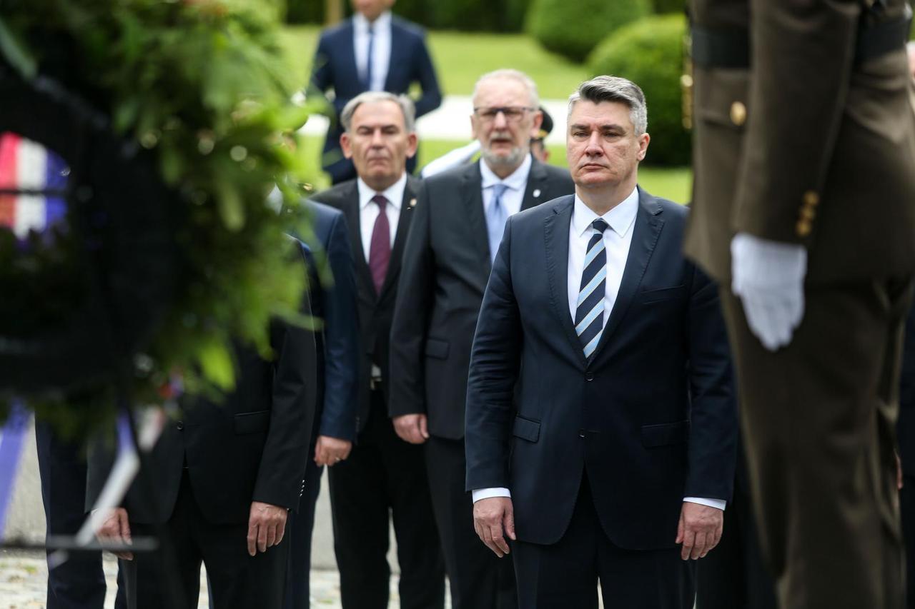 Zagreb: Na Dan državnosti državni vrh položio vijence na groblju Mirogoj
