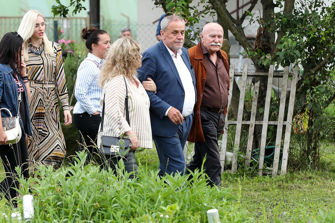 Gradonacelnik Milan Bandić obišao je Gradski urbani vrt Sesvete gdje je korisnicima vrtnih parcela trebao uručiti priručnik Urbano biovrtlarstvo