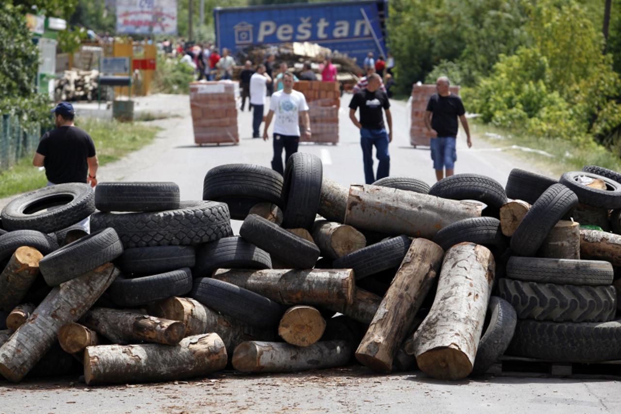 'Kosovo Serbs block a road in the village of Rudare near Zvecan July 30, 2011. NATO troops in Kosovo returned to their barracks on Friday after ethnic Serbs blocked them from reaching peacekeepers dep