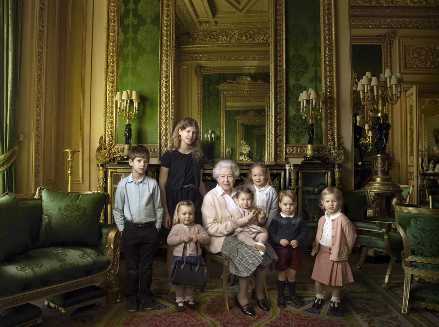 Kraljica Elizabetta sa svim svojim praunucima