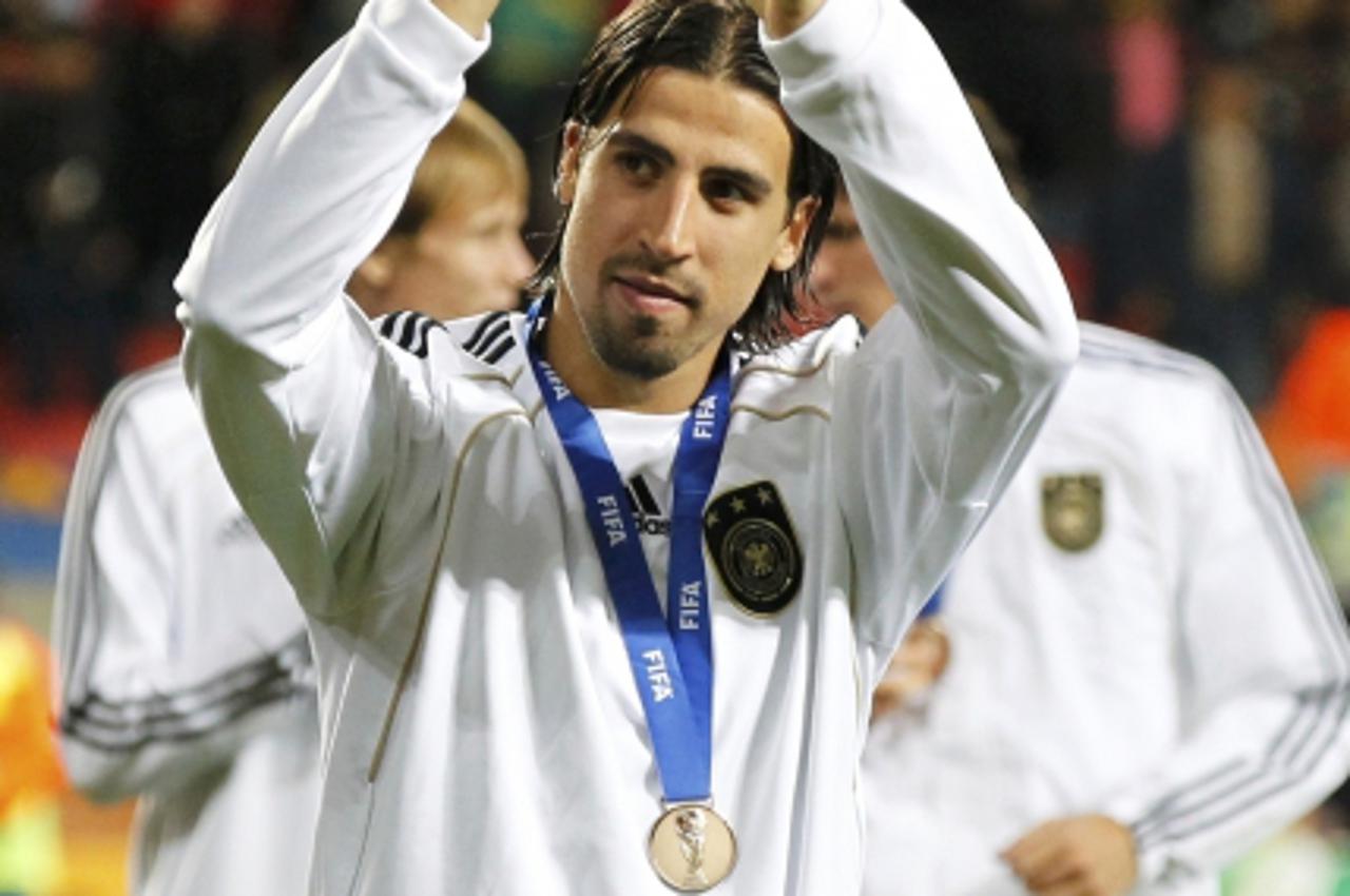 'Germany\'s Sami Khedira acknowledges the crowd after the 2010 World Cup third place playoff soccer match between Uruguay and Germany in Port Elizabeth July 10, 2010. REUTERS/Mike Hutchings (SOUTH AFR