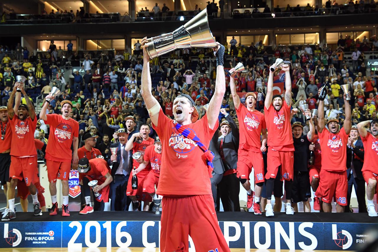 Victor Khryapan (C) and his teammate of CSKA Moscow cheer after winning the Euroleague Final Four final basketball match between Fenerbahce Istanbul and CSKA Moscow at Mercedes-Benz Arena in Berlin, Germany, 15 May, 2016. Moscow won the game in overtime 1