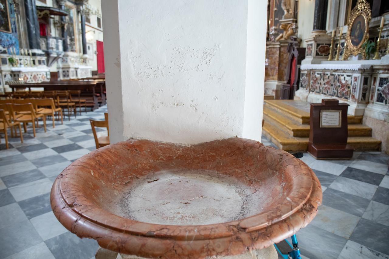 Suha posuda za svetu vodu u crkvi Male braće
