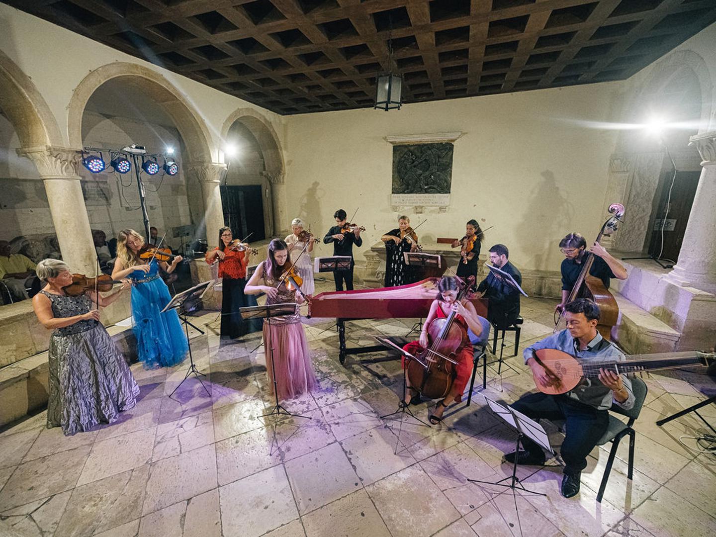 Hrvatski barokni ansambl je umjesto u katedrali svirao u atriju gradske vijećnice