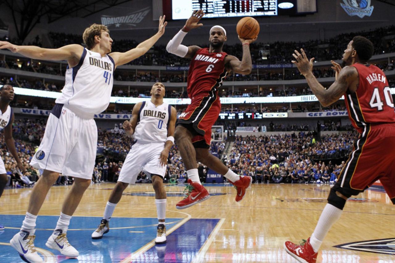 'Miami Heat forward LeBron James (2nd R) passes to forward Udonis Haslem (R) as Dallas Mavericks guard Dominique Jones (L), forward Dirk Nowitzki (2nd L) and foward Shawn Marion defend during the firs