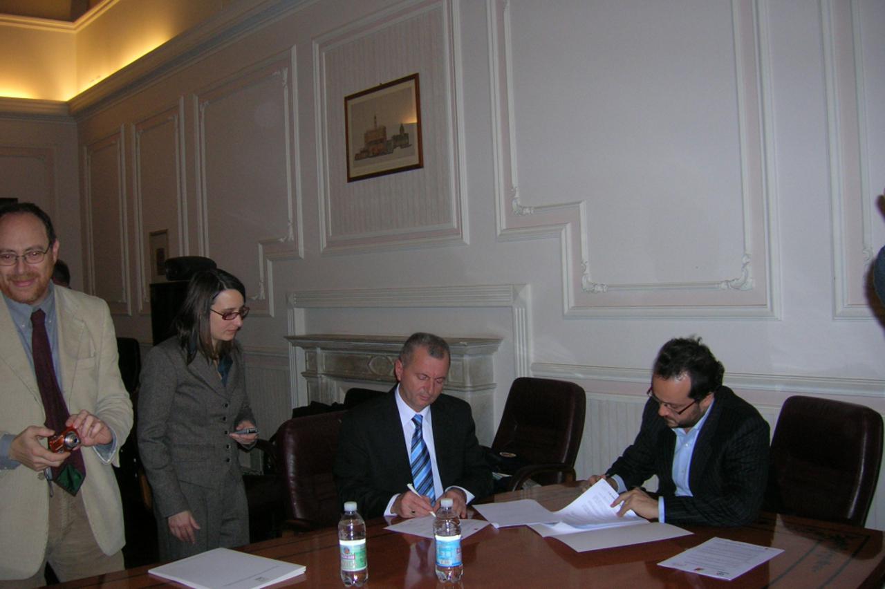 Đuro Bukvić i Alessandro Gargoni potpisuju sporazum