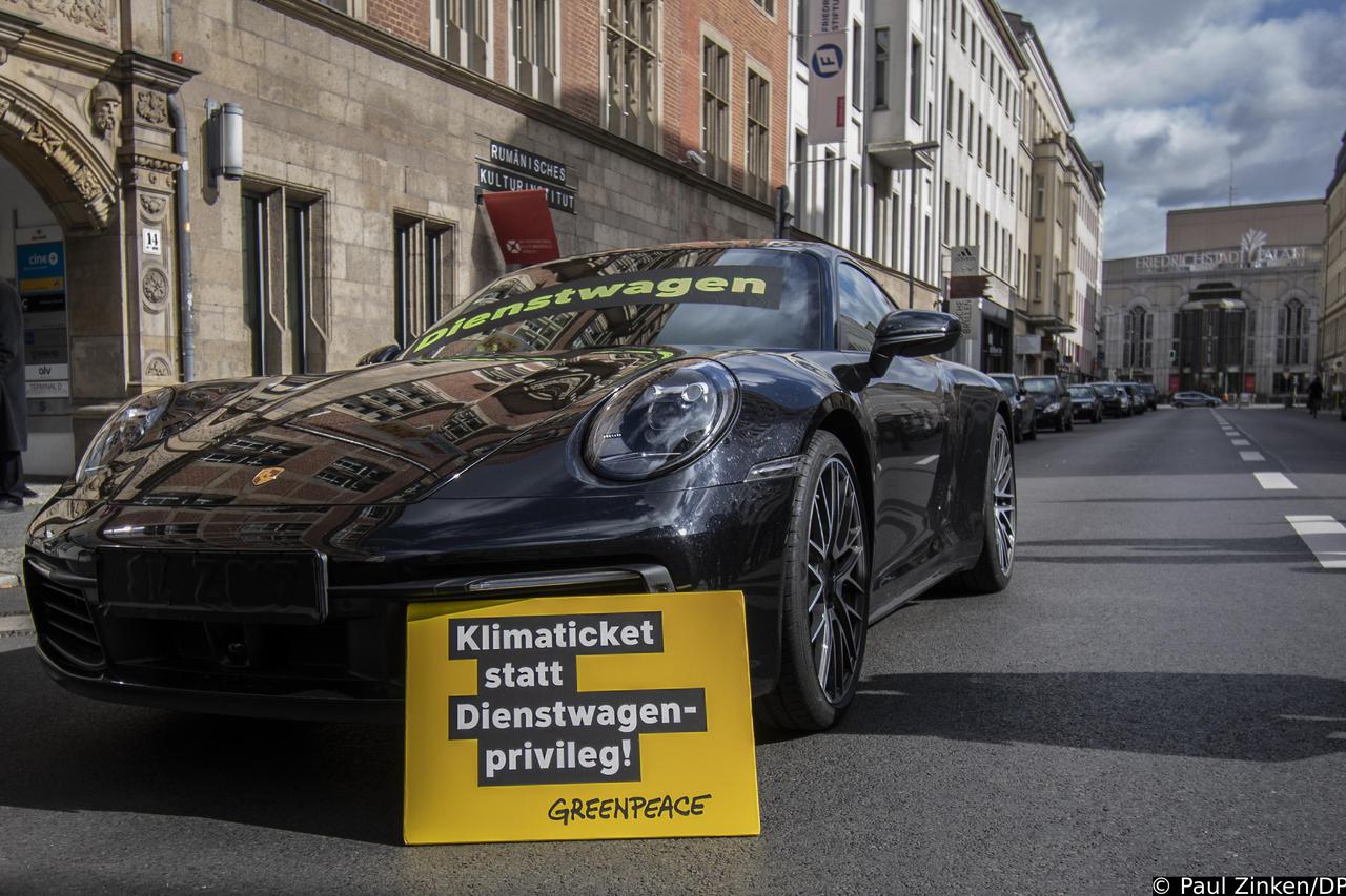 Greenpeace protests in front of FDP headquarters for climate ticket