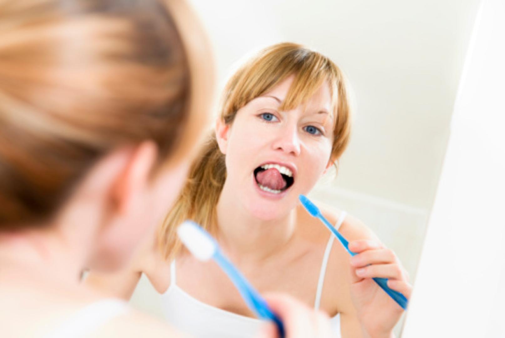 Osim zubi, četkati se treba i jezik kako bi se uklonile bakterije koje su često uzrok neugodnog mirisa u ustima. 