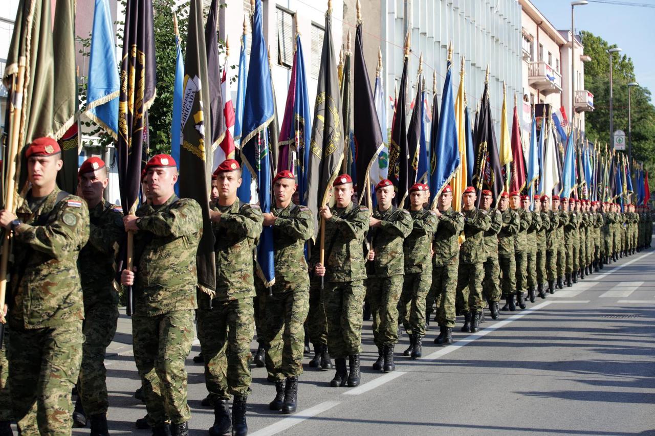 Vojne postrojbe u Kninu nose zastave  vojnih brigada Hrvatske