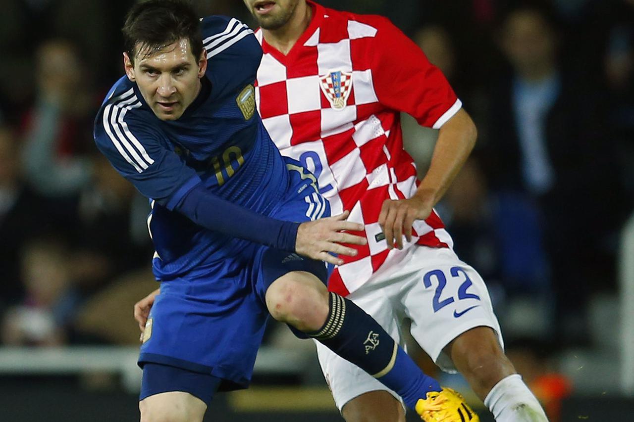 Argentina's Lionel Messi (L) is challenged by Croatia's Marin Leovac during their international friendly soccer match at Upton Park in London, November 12, 2014. REUTERS/Eddie Keogh (BRITAIN - Tags: SPORT SOCCER)
