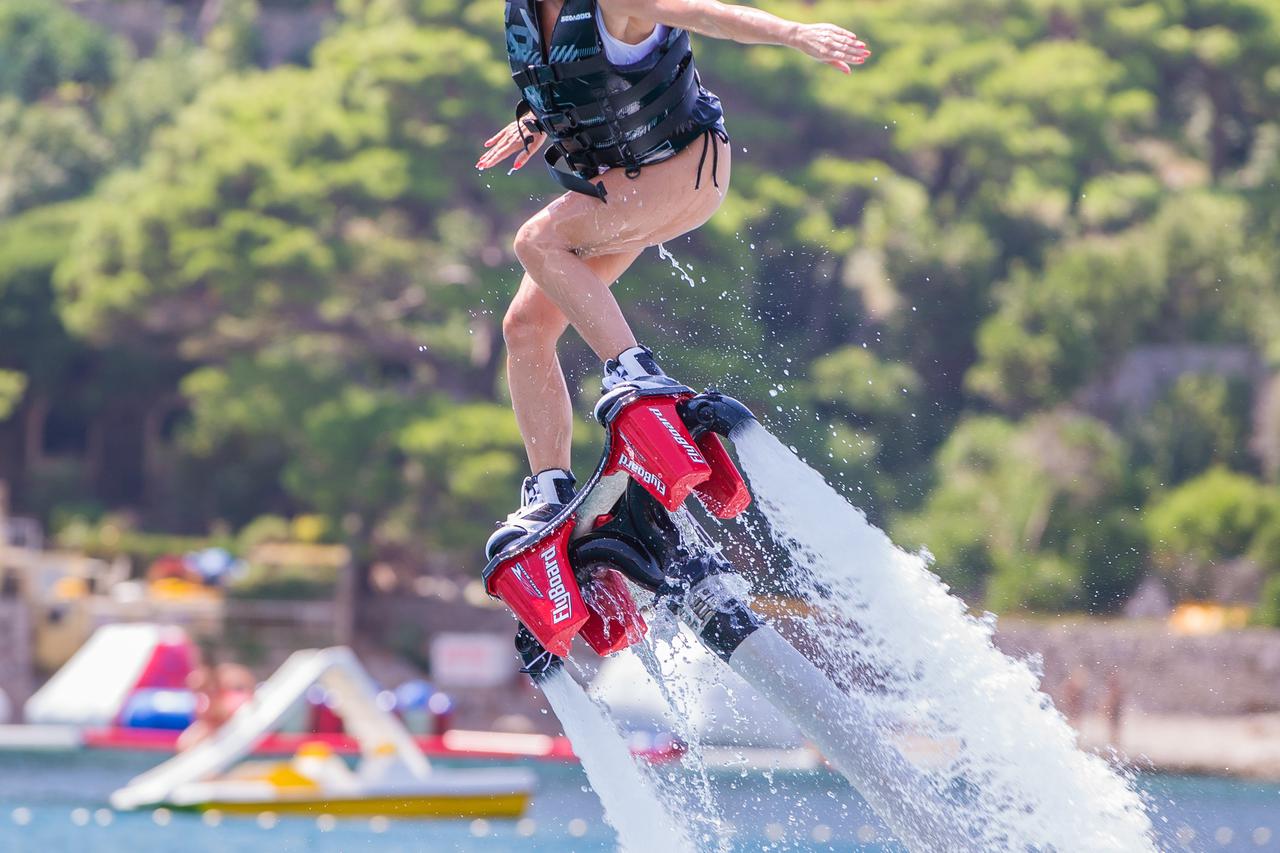15.08.2014., Dubrovnik - Renata Sopek isprobala flyboard u uvali Lapad.  Photo: Grgo Jelavic/PIXSELL