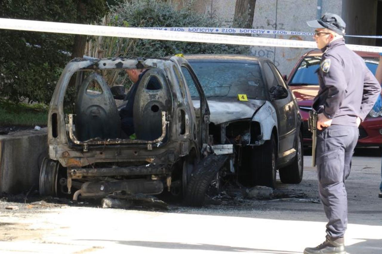 Split: Dva automobila izgorjela u požaru u Matoševoj ulici
