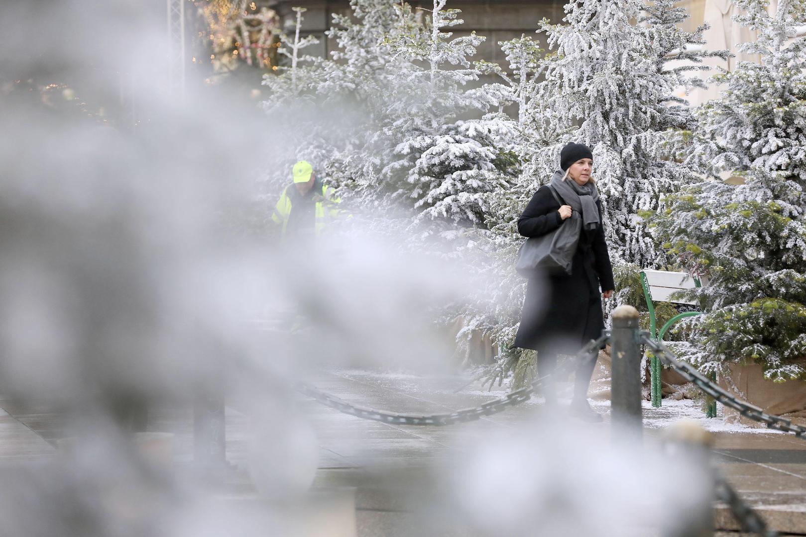 02.12.2021., Zagreb - Prema prognozama umjetni snijeg koji je dio adentske dekoracije do kraja dana bi i u nizinama mogao zamijeti pravi, ali ne u velikim kolicinama.
