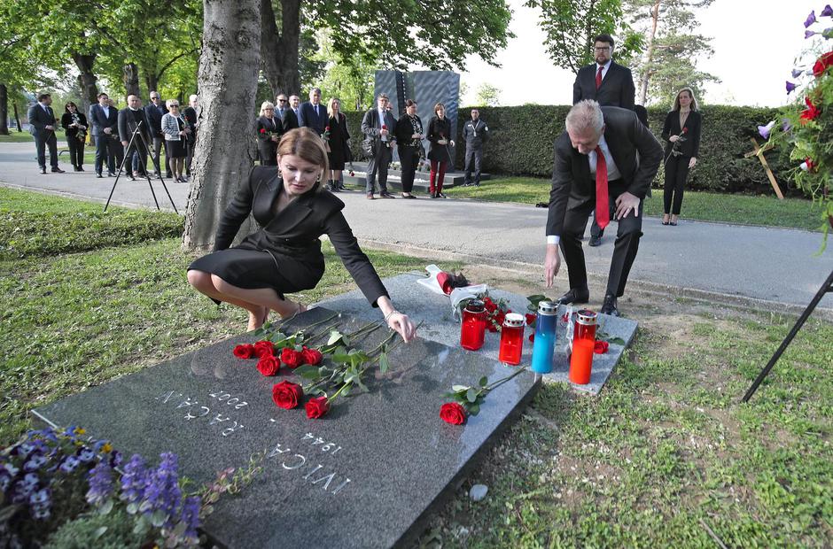 Delegacija SDP-a položila je cvijeće na grob Ivice Račana povodom 15. obljetnice njegove smrti