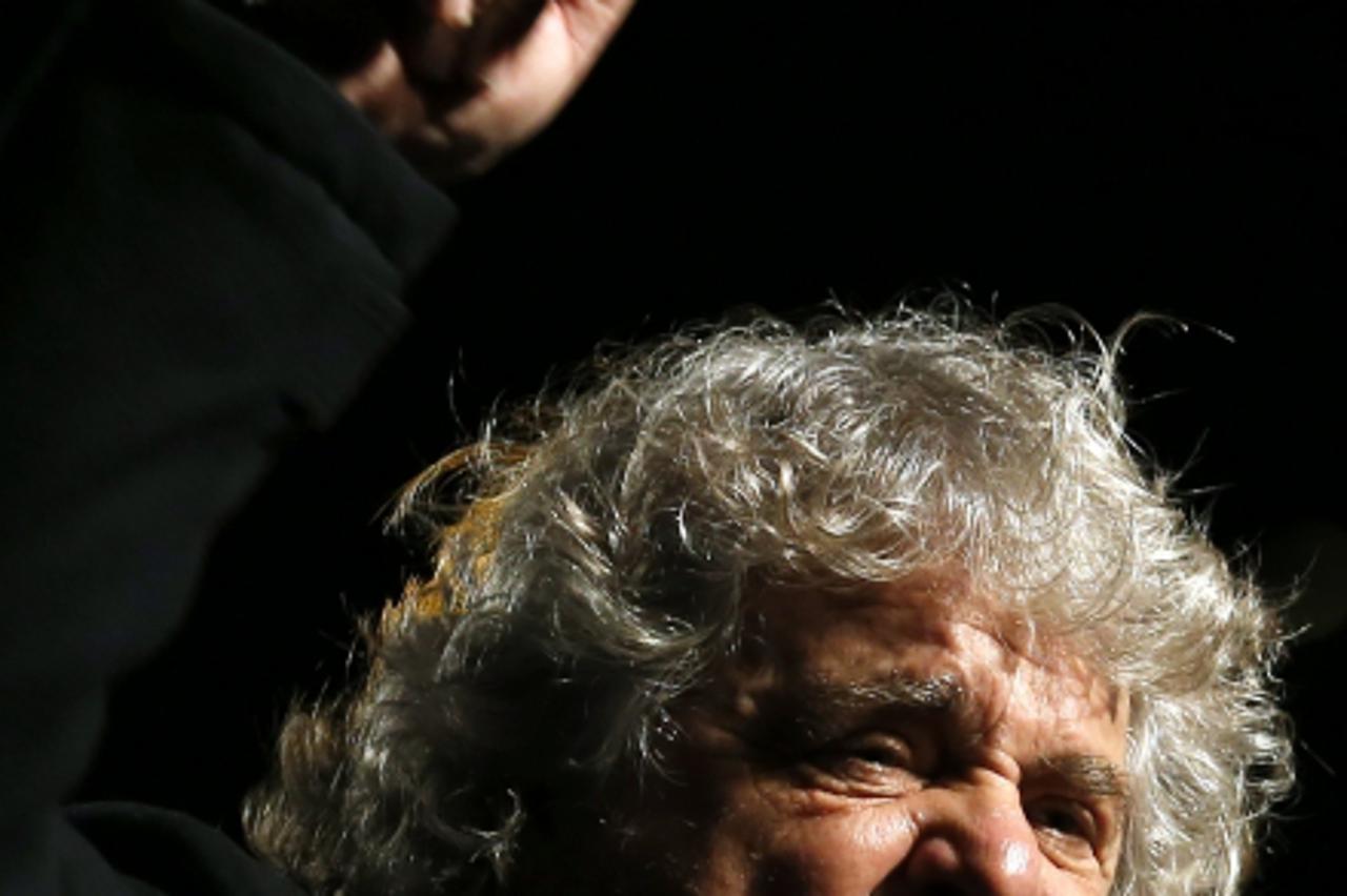 'Five-Star Movement activist and comedian Beppe Grillo gestures during a rally in Siena on January 24, 2013.     REUTERS/Stefano Rellandini  (ITALY - Tags: POLITICS)'