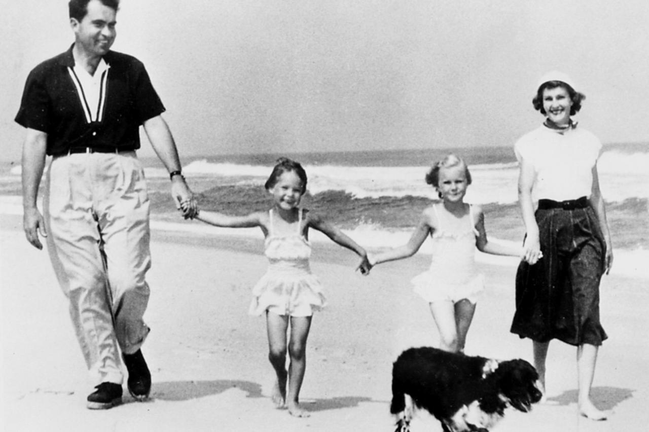 \'Photo datÈe de 1968 du candidat rÈpublicain Richard Nixon se promenant sur la plage en compagnie de sa femme Patricia et de ses deux filles. Richard Nixon fut Èlu prÈsident des Etats-Unis en 1968 et