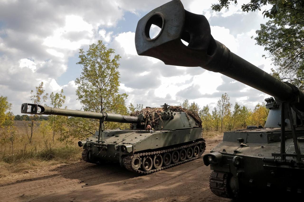 Ukrainian servicemen fire a M109 self-propelled howitzer towards Russian troops in Donetsk region