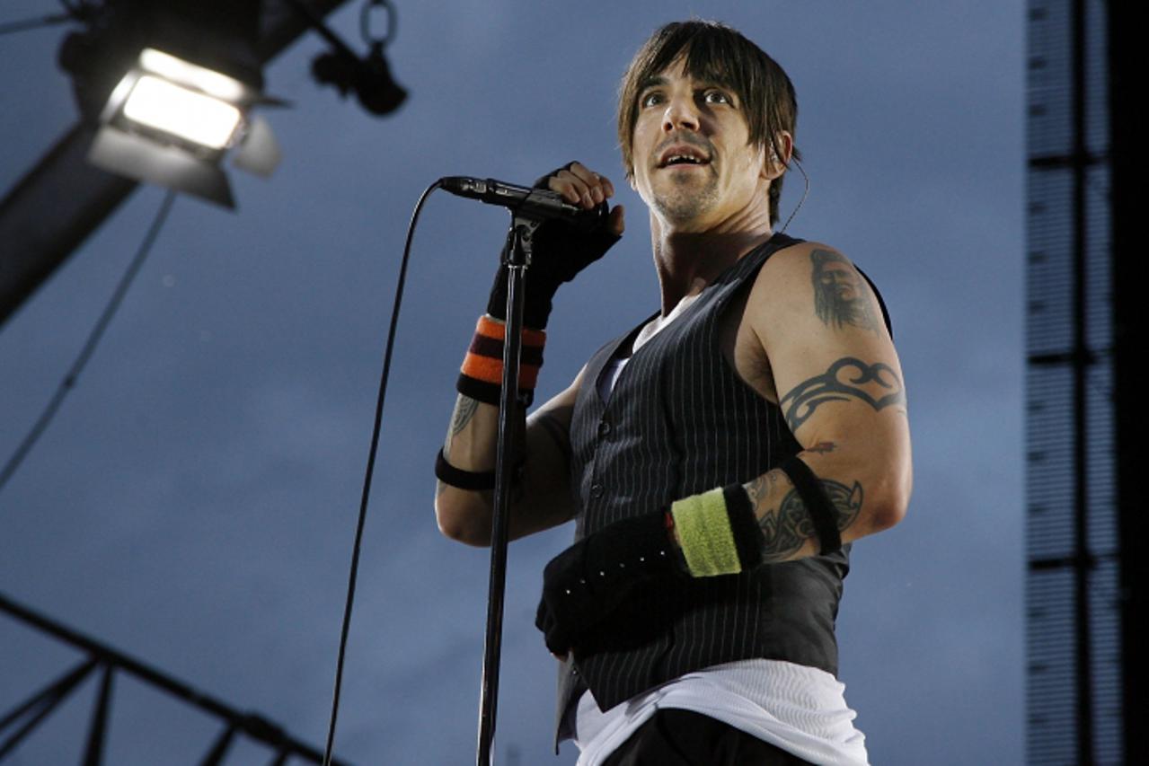 'Singer Anthony Kiedis of the US pop group Red Hot Chili Peppers performs during an open air concert in Munich\'s Olympic stadium late 29 June 2007. AFP PHOTO DDP/JOERG KOCH     GERMANY OUT'