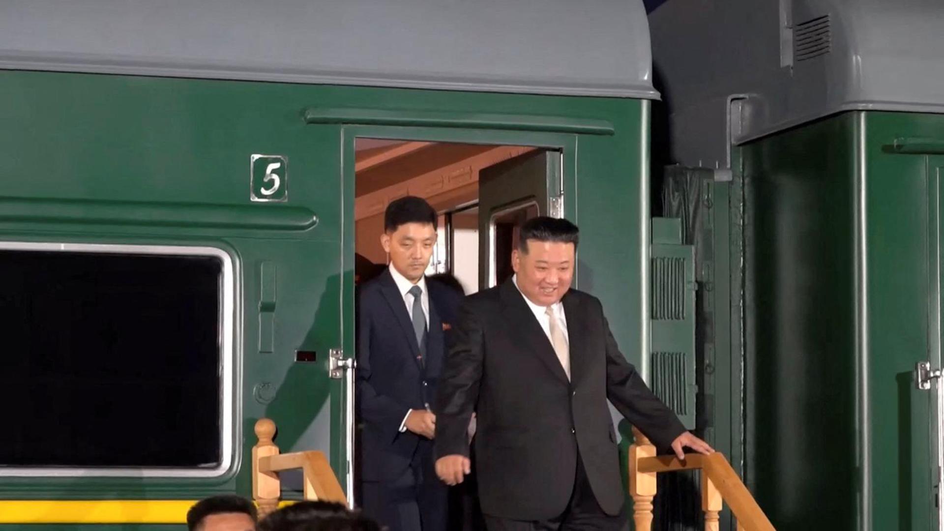 A view shows North Korean leader Kim Jong Un disembarking from his train and being greeted by Russian officials in Khasan in the Primorsky region, Russia, in this still image from video published September 12, 2023. Courtesy Governor of Russia's Primorsky Krai Oleg Kozhemyako Telegram Channel via REUTERS ATTENTION EDITORS - THIS IMAGE WAS PROVIDED BY A THIRD PARTY. NO RESALES. NO ARCHIVES. MANDATORY CREDIT. Photo: OLEG KOZHEMYAKO TELEGRAM CHANNEL/REUTERS