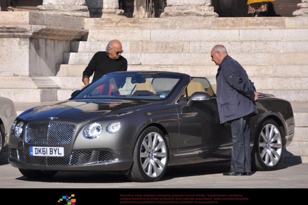 '18.10.2011., Pula - Gradjani su i danas imali priliku uzivati u superautomobilima Bentley koji su ponovno izlozeni na Forumu. Mnogi su iskoristili priliku da ih razgledaju iz blizine i fotografiraju 