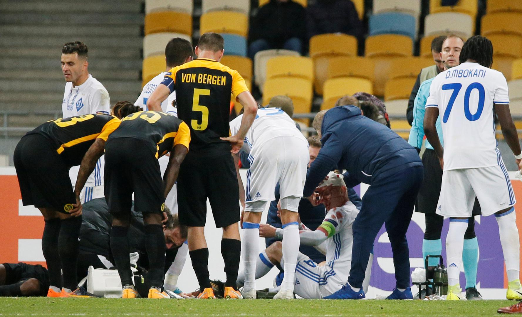 Hrvatski stoper i kapetan Dinama u zračnom duelu s Moumijem Ngamaleuom dobio je težak udarac u glavu nakon čega mu se niz lice počela slijevati krv.