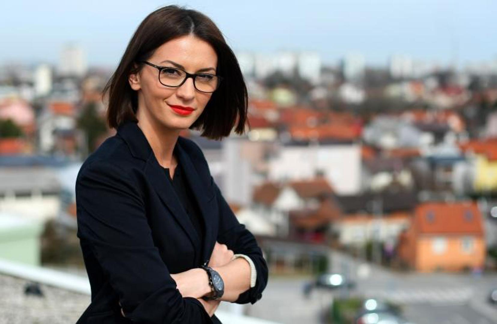 Početkom svibnja Ivana Paradžiković raskinula je ugovor s Novom TV na kojoj je godinama bila zaštitno lice i vodila je i uređivala jednu od najgledanijih emisija "Provjereno".
