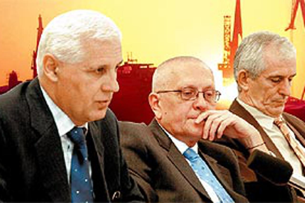 Antun Brajković (prvi slijeva) zamijenit će Karla Radolovića (prvi desno), no on i dalje ostaje u nadzornom odboru pulskog brodogradilišta
