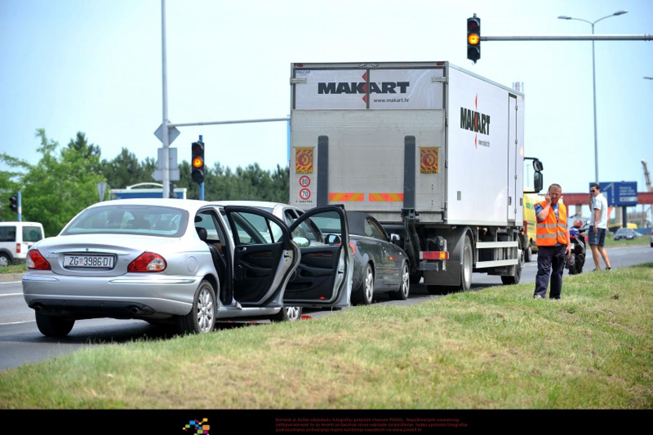 '10.06.2010.,Zagreb - Na Velikogorickoj cesti od Zagreba prema Gorici sudarila su se 4 vozila. U kamion se zaletio Audi A4, u Audi se zaletio Volvo S80, a u njega Jaguar Xtipe. U sudaru nema ozljedeni
