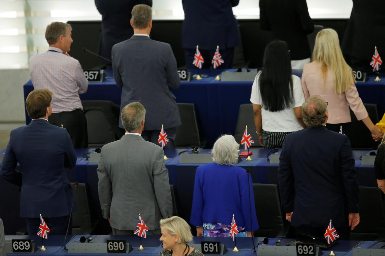 Zastupnici stranke Brexit okrenuli leđa tijekom izvođenja europske himne