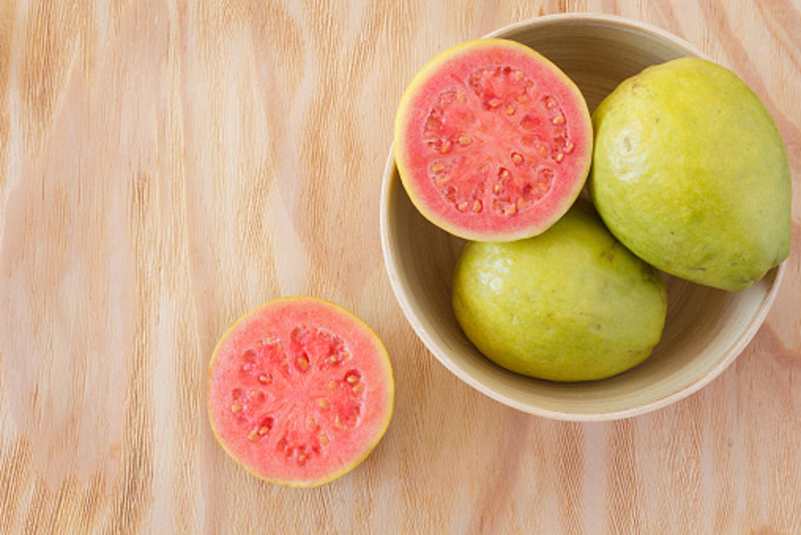 Guava - Ovo tropsko voće obiluje vlaknima i sprečava zatvor. Ima niski glikemijski indeks te se preporuča i osobama s dijabetesom. Jedna guava sadrži 37 kalorija i ne sadrži kolesterol. 