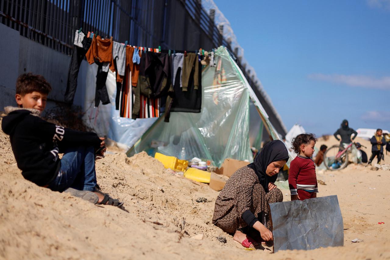 Displaced Palestinian family shelter at the border with Egypt, in Rafah in the southern Gaza Strip
