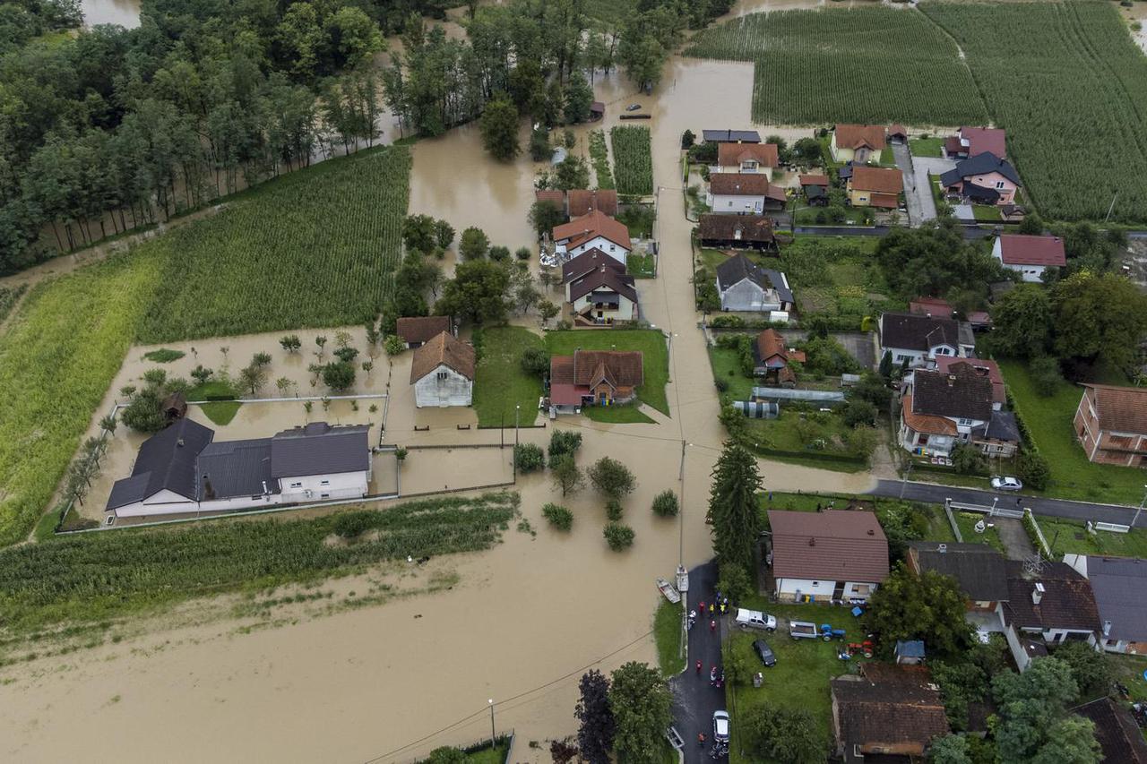 Pogled iz zraka na poplavljene kuće u Javorju
