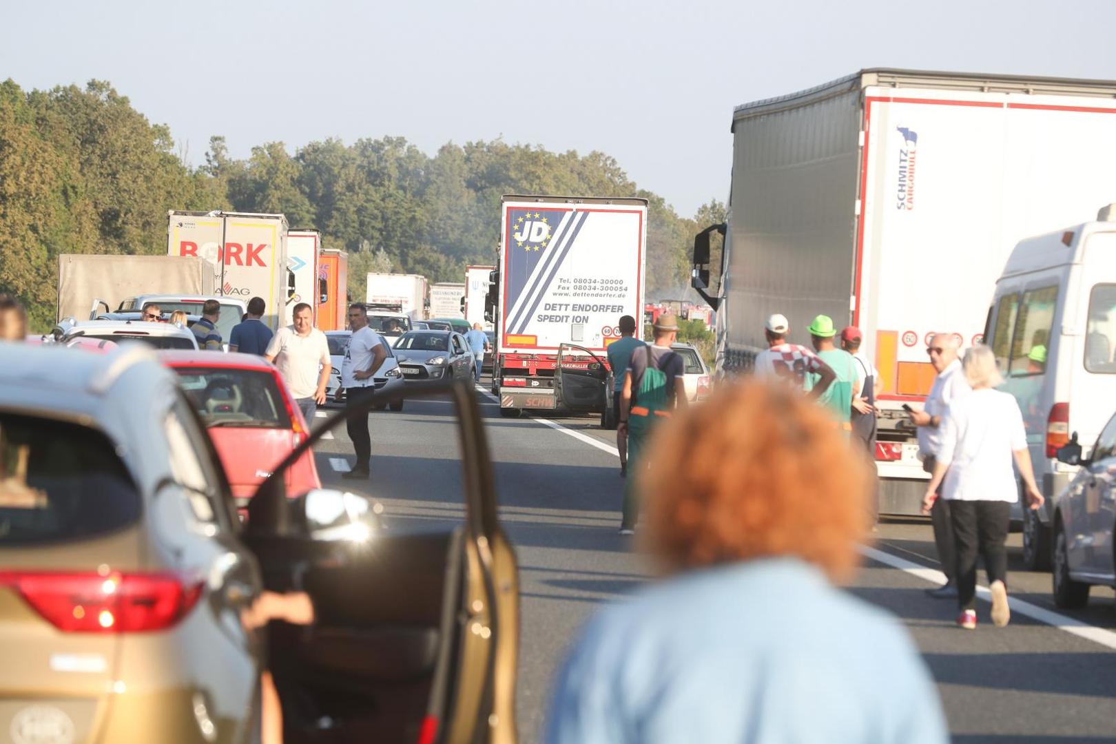 09.09.2020., Zagreb - U prometnoj nesreci na autocesti A3 kod odmorista Jezevo sudjelovalo je nekoliko vozila. Dvoje ljudi je poginulo, a policijski ocevid je u tijeku. Photo: Zeljko Lukunic/PIXSELL