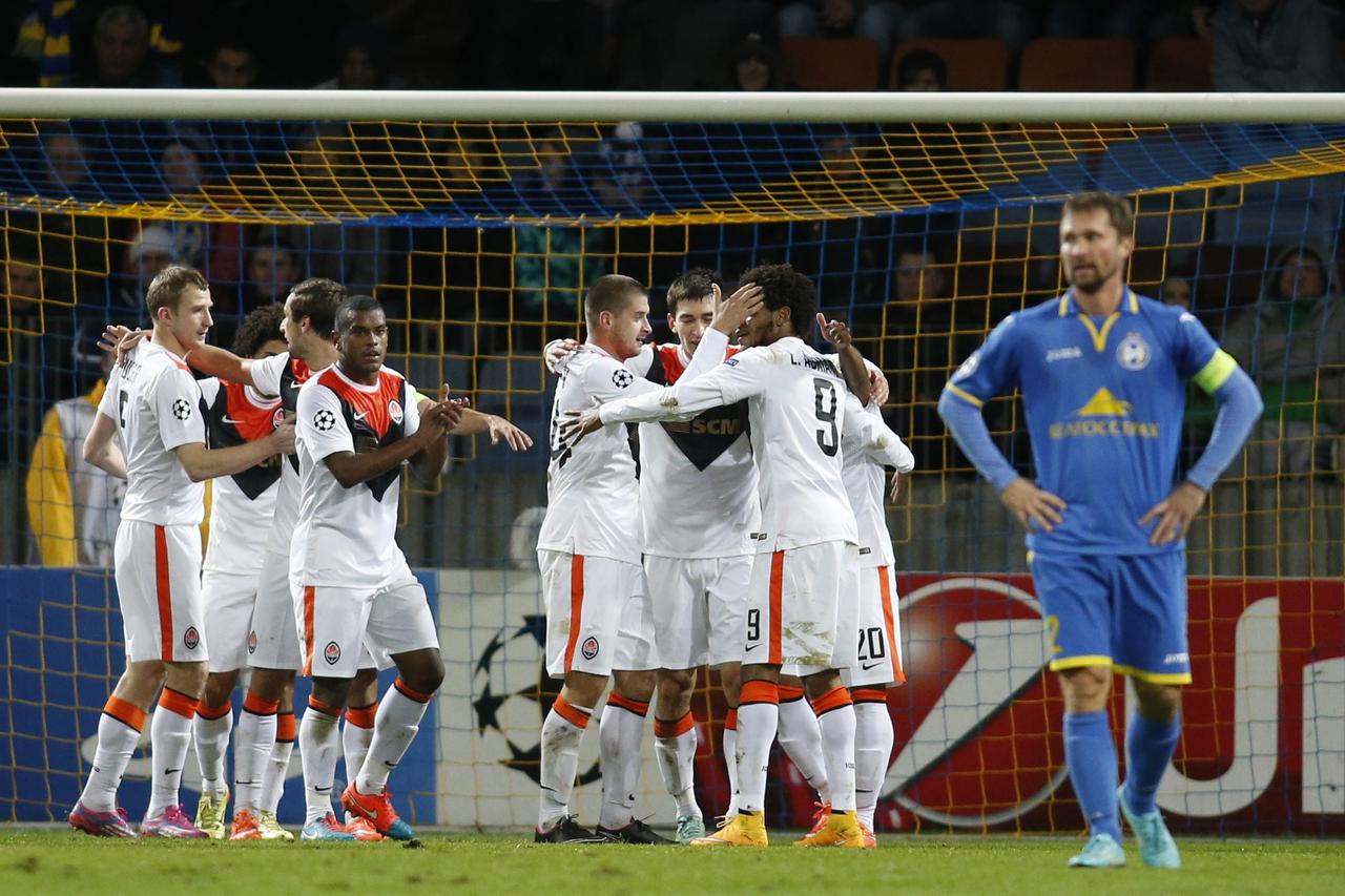 Shakhtar Donetsk's Luiz Adriano (2nd R) is congratulated by teammates after scoring during their Champions League Group H soccer match against BATE Borisov at the Borisov Arena outside Minsk, October 21, 2014. REUTERS/Vasily Fedosenko (BELARUS - Tags: SPO