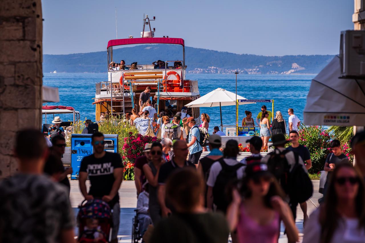 Split: Brojni turisti u šetnji gradskom rivom