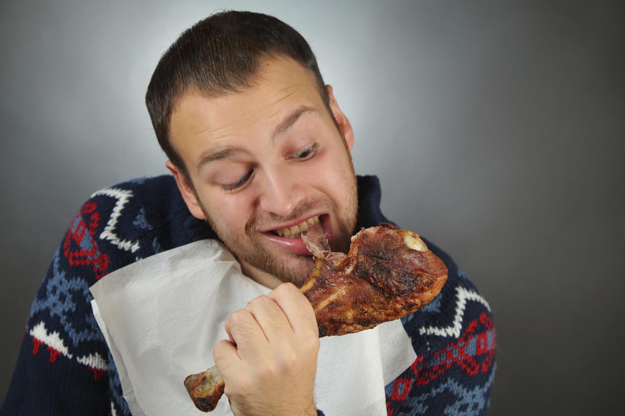 Muškarac jede meso