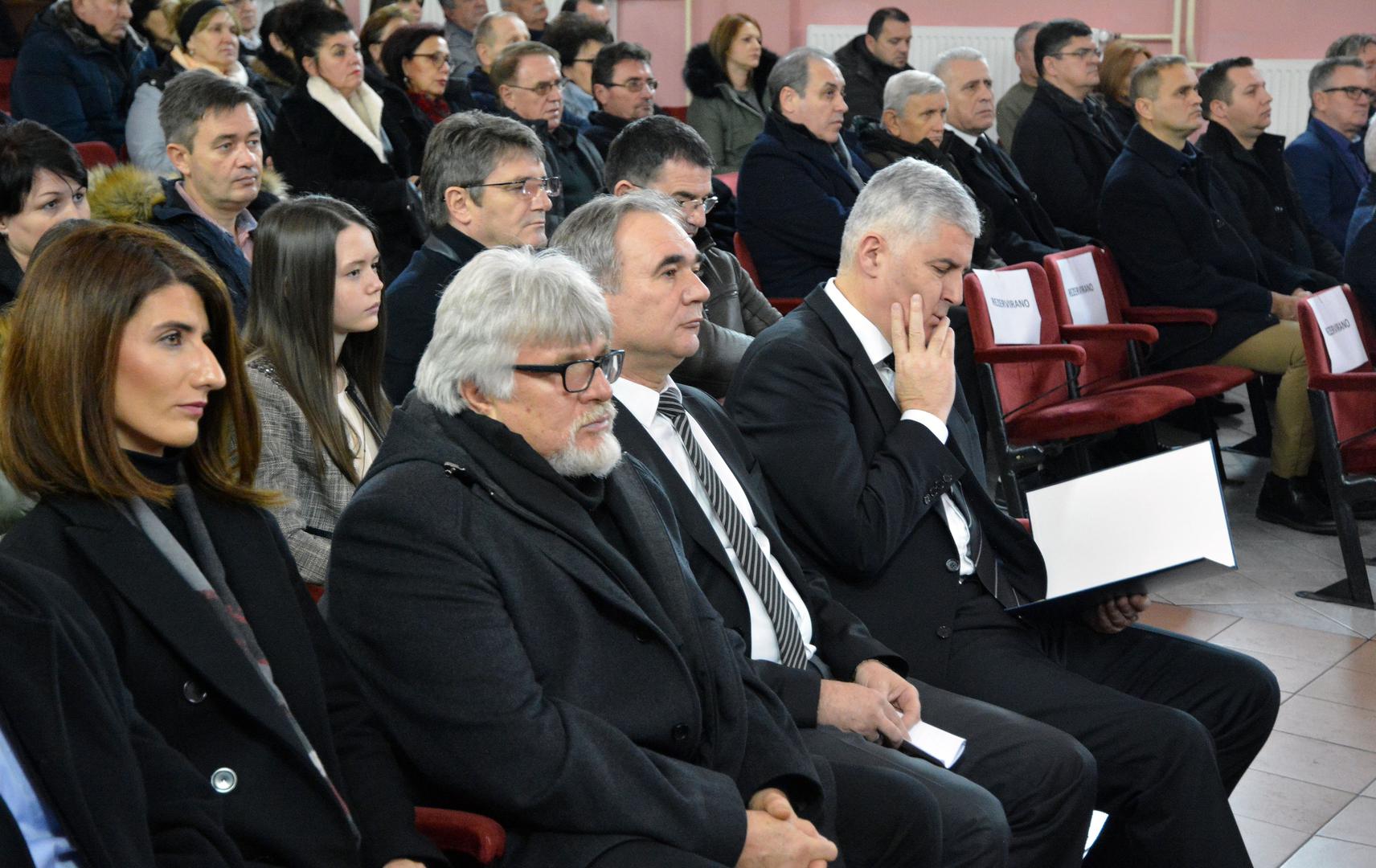 Predsjednik vlade Županije Posavske Marijan Klaić rekao je kako je Gregurević s filmskim festivalom promovirao rodni kraj.

