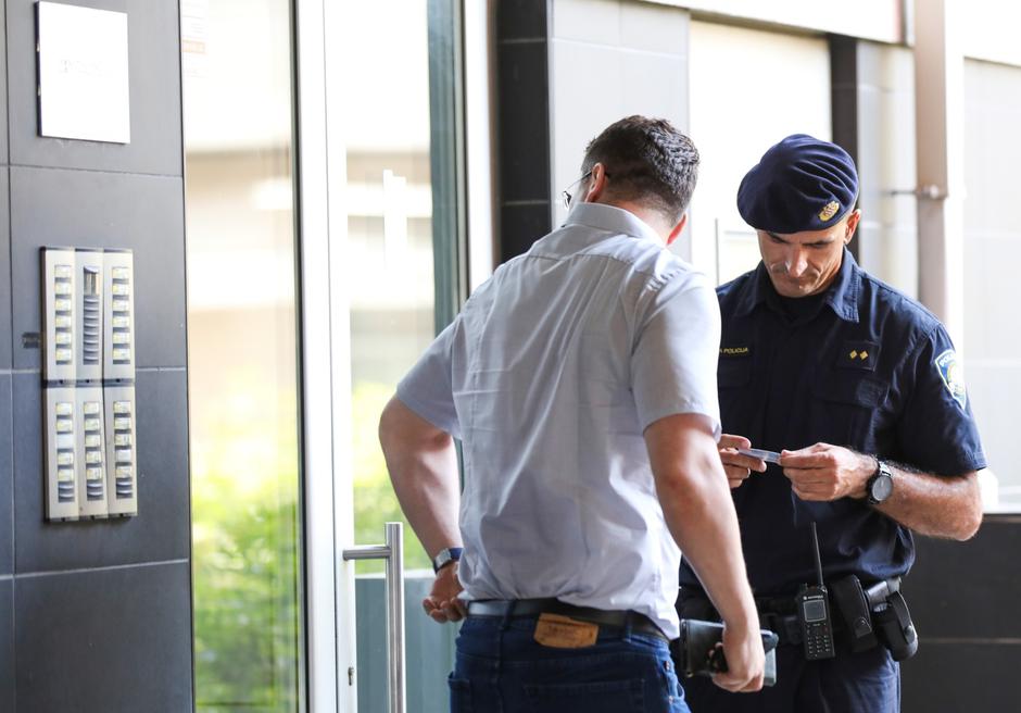 Zagreb: Policija dovodi Patrika Šegotu na pretres njegova stana u Slovensku ulicu