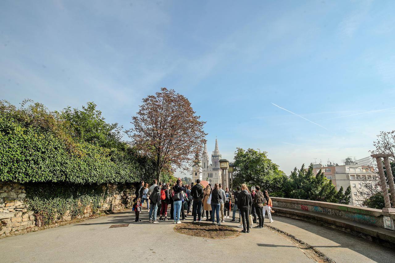 Velika grupa turista sa Strossmayerovog šetališa uživala u pogledu na grad