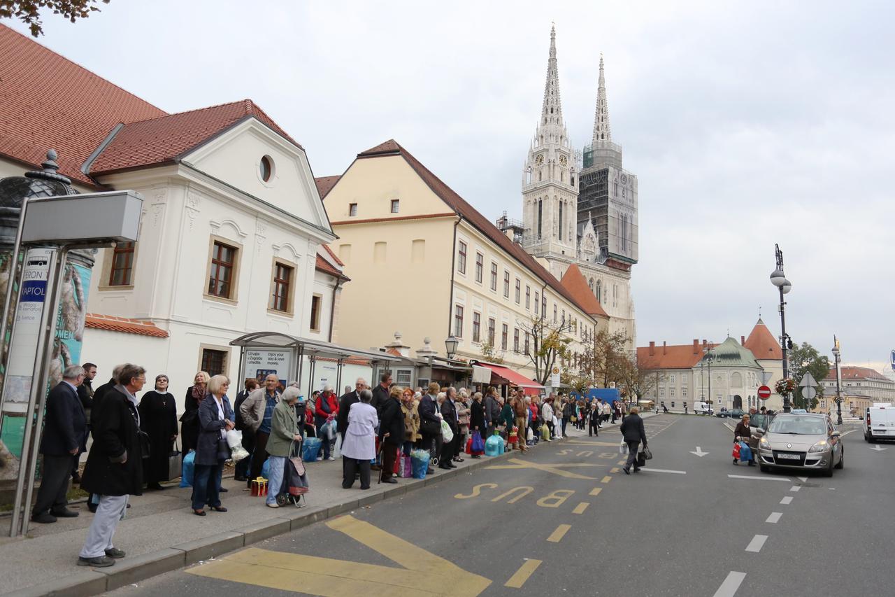 Zagreb: Gra?ani ZET-ovim autobusima s Kaptola odlaze na Mirogoj i Krematorij