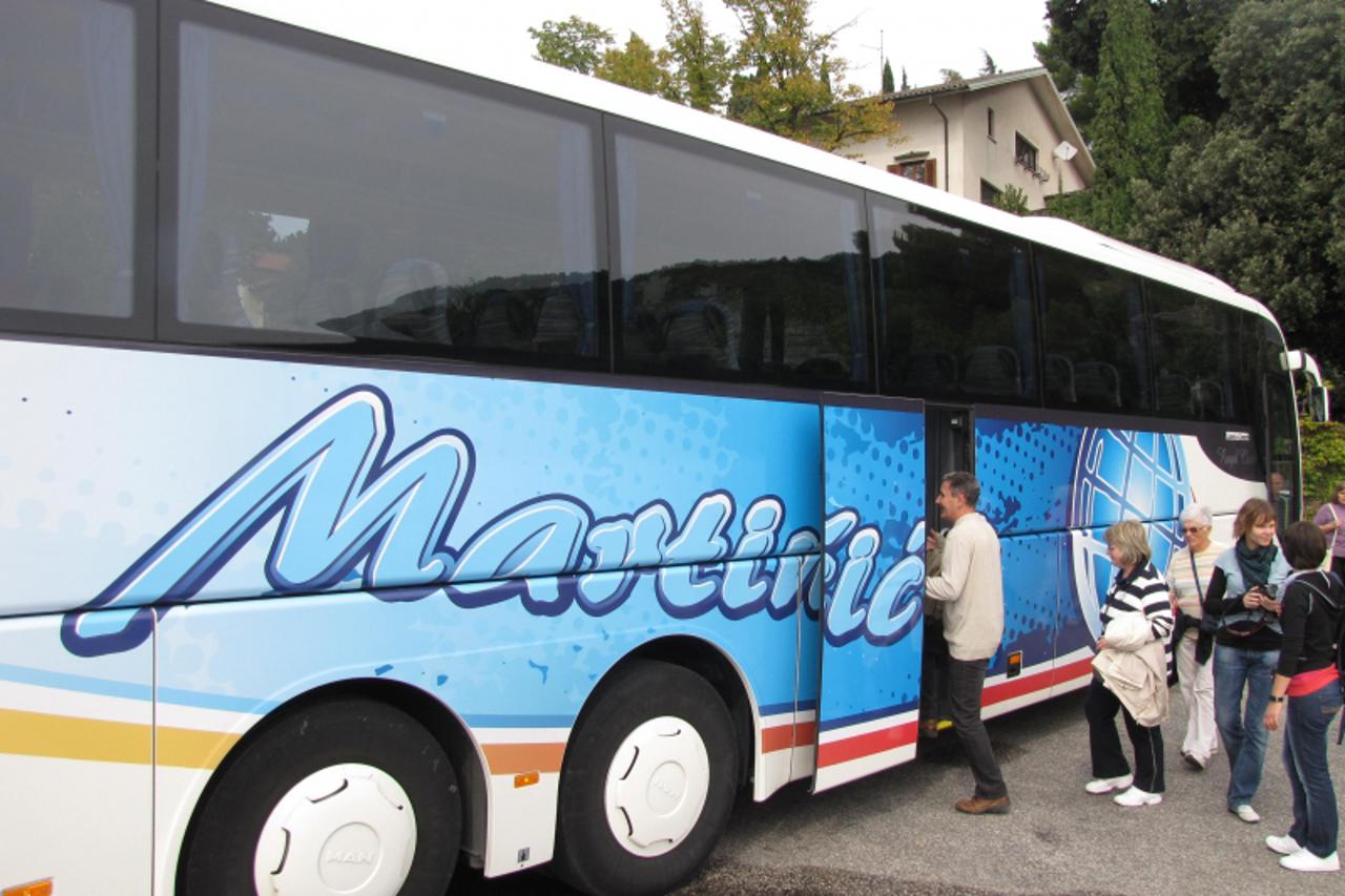 \'Autobus prijevoznog poduzeca i turisticke agencije Martincic s Kalnika kod  Krizevaca. foto arhiva Sergej Novosel\'