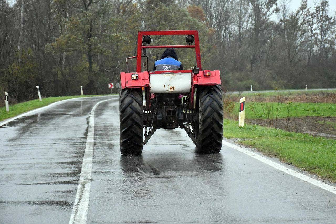 Slavonski Šamac: Policija zapriječila prolaz traktorima prema graničnom prijelazu