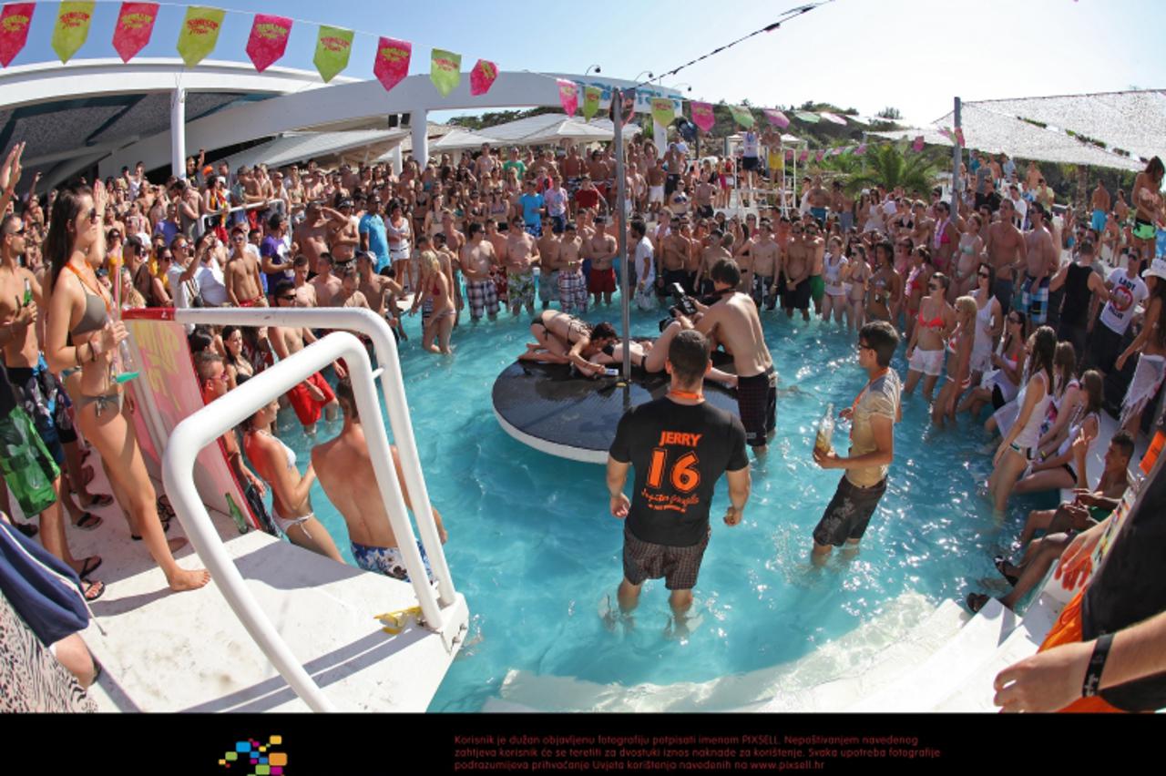 \'08.07.2011., Zrce - Plaza Zrce, popularno nazvana hrvatska Ibiza svakako obecava vrhunsku zabavu. After beach party, pjena parti, alkohol u hektolitrima, vecernji koncerti uz svjetski poznate DJ-eve