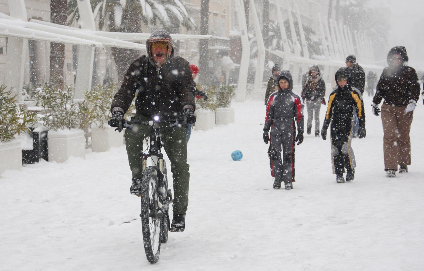 03.02.2012., Split - Prolaznici uzivaju u snijegu koji je prekrio Rivu. Photo: Ivana Ivanovic/PIXSELL